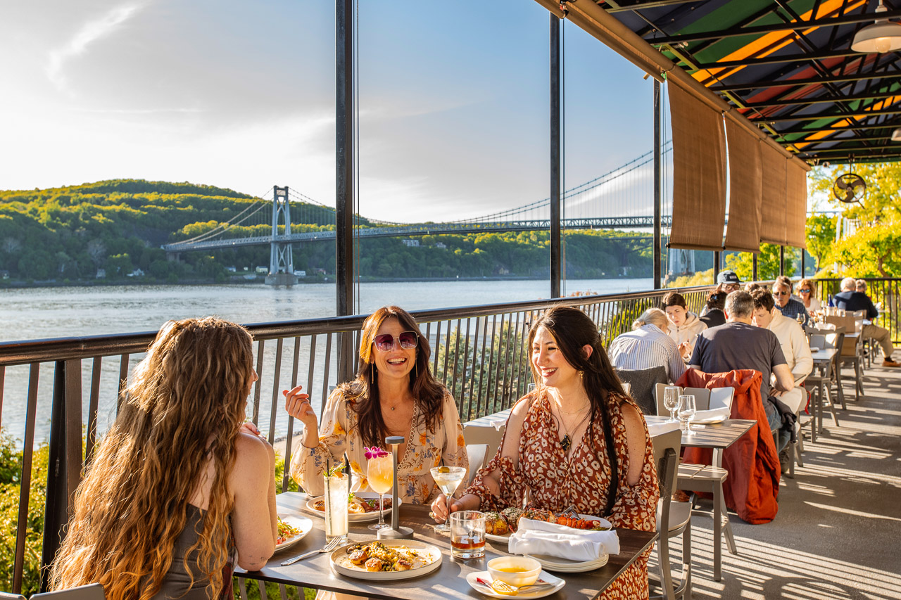 Shadows-on-the-Hudson-Summer2026-cocktails-outdoor-table-models-8