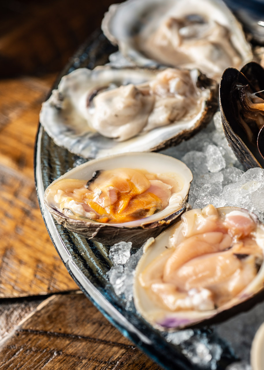 Fresh oysters served on ice.